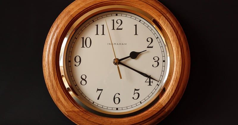 Horloge murale salon : 7 modeles qui transforment votre deco