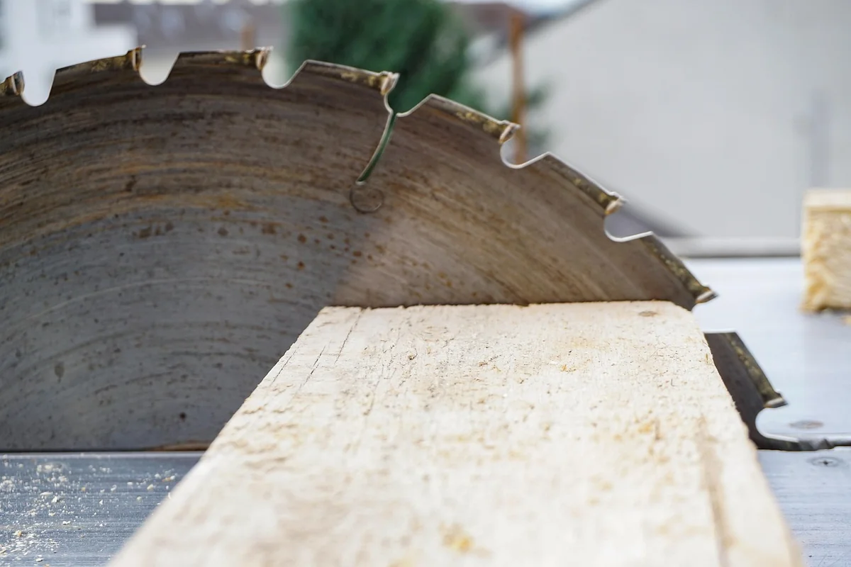 Entretien et affûtage des lames de scie circulaire : guide complet 2026