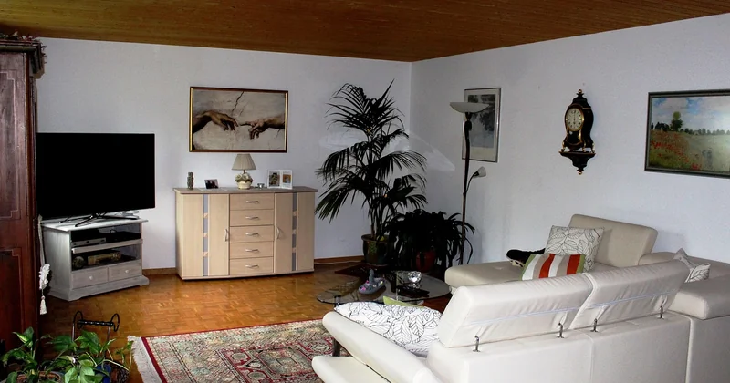 À quelle hauteur fixer une horloge murale dans le salon ?