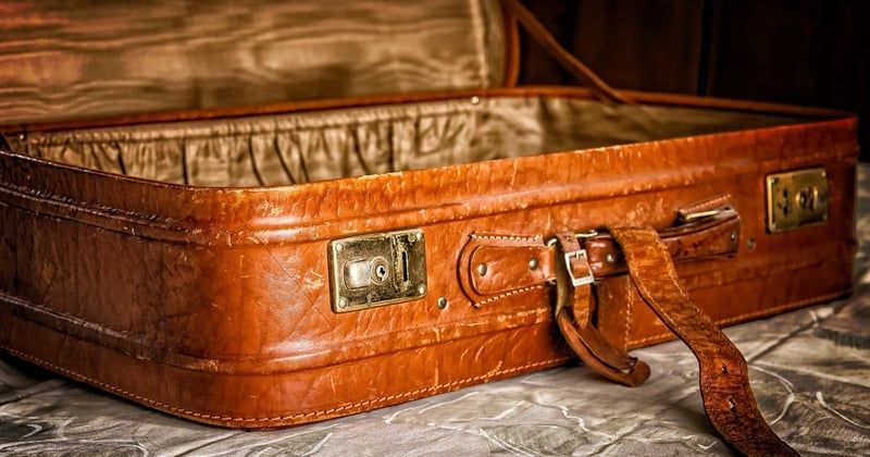 Urne mariage valise : comment choisir le modèle parfait pour vos invités